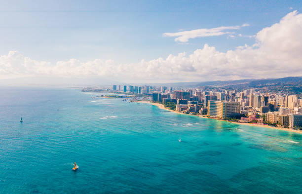 o vulcão diamond head e edifícios na praia de waikiki. - building exterior hawaii islands palm tree beach - fotografias e filmes do acervo