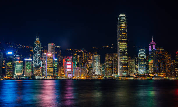 야간 조명과 바다 고층 빌딩에 스카이 라인 - laser firework display performance showing 뉴스 사진 이미지
