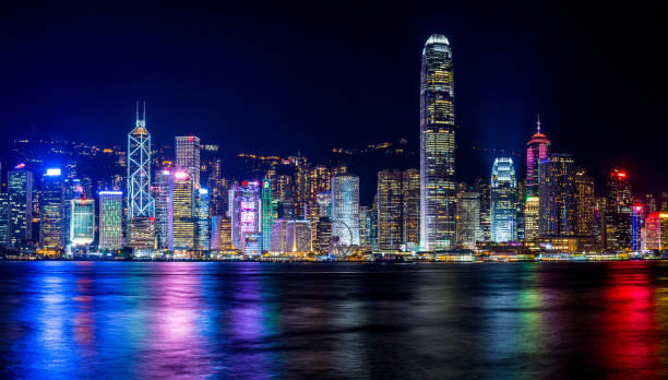 야간 조명과 바다 고층 빌딩에 스카이 라인 - laser firework display performance showing 뉴스 사진 이미지