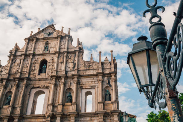 rovine chiesa di san paolo con luce solare drammatica - unesco world heritage site macao church stone foto e immagini stock