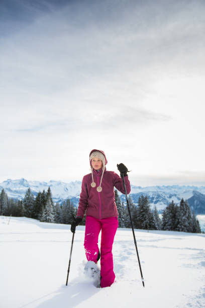 ładna, młoda kobieta węosnie w wysokich górach - snowshoeing snowshoe women shoe zdjęcia i obrazy z banku zdjęć