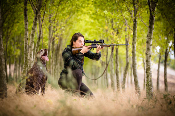 여자 사냥꾼은 숲에서 - shooting women gun shotgun 뉴스 사진 이미지