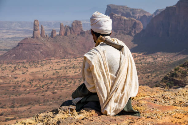 monje en la iglesia de abuna gebre mikael rupestres en la región de hawzen tigray etiopía - rock hewn church fotografías e imágenes de stock