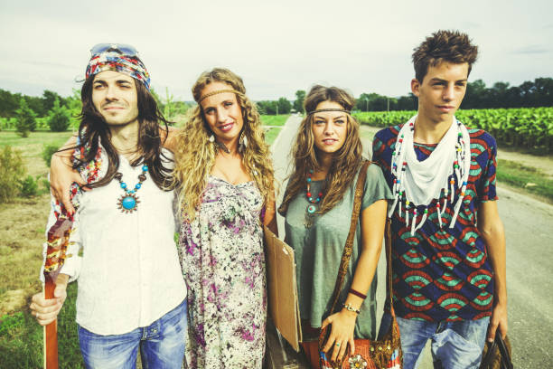 hippies: old fashioned group of friends - fashion men 1970s style hippie imagens e fotografias de stock