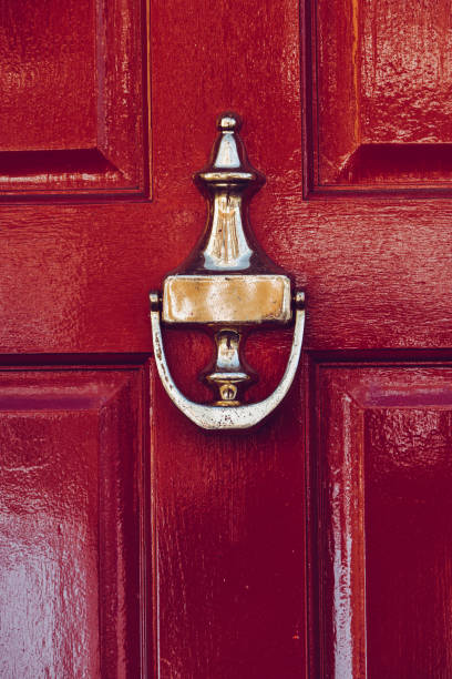 roja puerta con manija de bronce de la aldaba - aldaba fotografías e imágenes de stock