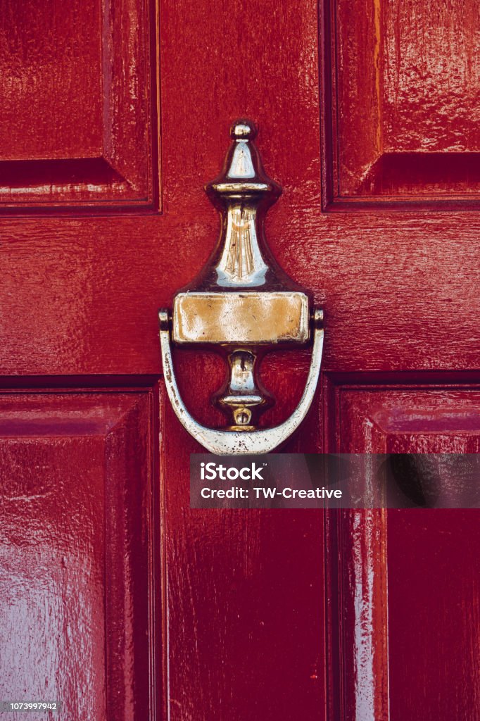 청동 색 문 고리 손잡이와 빨간색 정문 - 로열티 프리 노커 스톡 사진