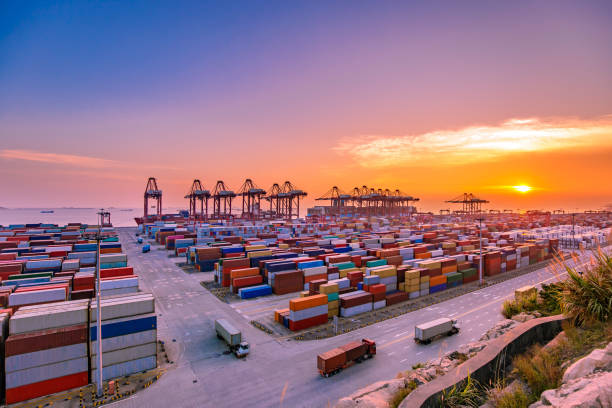 puerto yangshan de shanghai - cargo container shipping harbor trading fotografías e imágenes de stock
