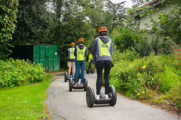 turyści biorący wycieczkę segway - segway zdjęcia i obrazy z banku zdjęć