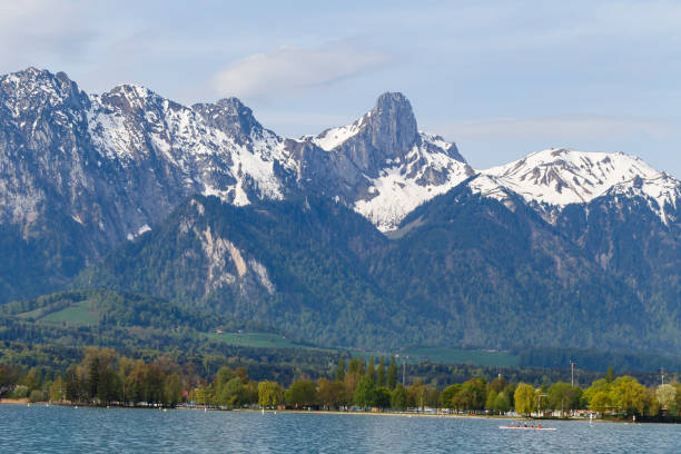 stockhorn alp berneńskich z jeziorem thun patrząc z ulicy w wiosce - switzerland nautical vessel interlaken swiss culture zdjęcia i obrazy z banku zdjęć