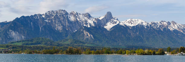 stockhorn de montan@as de bernese con lago thun en busca de la calle en el pueblo - interlaken switzerland aare river house fotografías e imágenes de stock