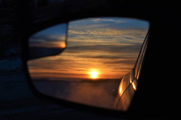 pôr do sol no espelho do veículo - rear view mirror car mirror sun - fotografias e filmes do acervo