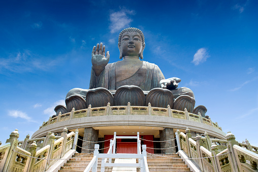HONG KONG, CHINA - 07 de marzo de 2014: El enorme Tian Tan Buddha en Monastery Po Lin en la isla de Lantau 
