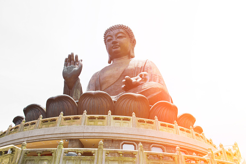 HONG KONG, CHINA - 07 de marzo de 2014: El enorme Tian Tan Buddha en Monastery Po Lin en la isla de Lantau 