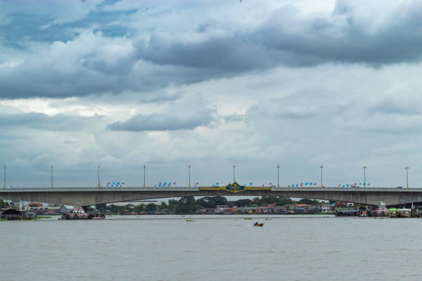 rama 4 bridge crossing the chao phraya river. - bangkok province photography construction architecture imagens e fotografias de stock