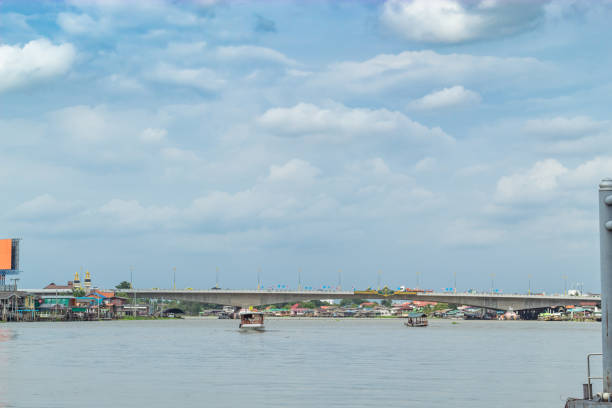 rama 4 bridge crossing the chao phraya river. - bangkok province photography construction architecture imagens e fotografias de stock