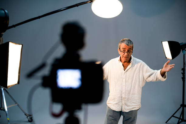 actor en frente de la cámara en una audición - director de cine fotos fotografías e imágenes de stock