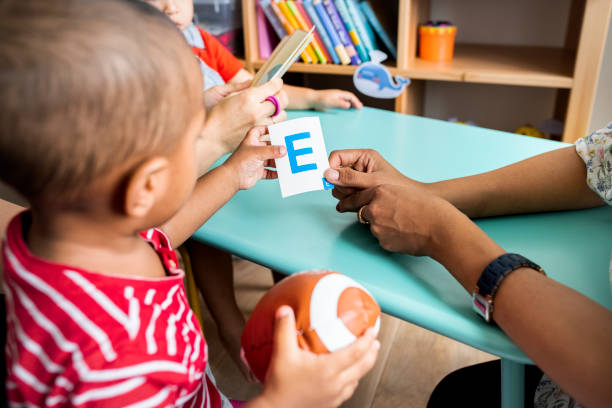 kleine kinder mit ihren eltern das englische alphabet lernen - child playroom parent indoors stock-fotos und bilder