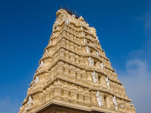 vista del templo de sri chamundeshwari. - demon statue ancient architecture fotografías e imágenes de stock