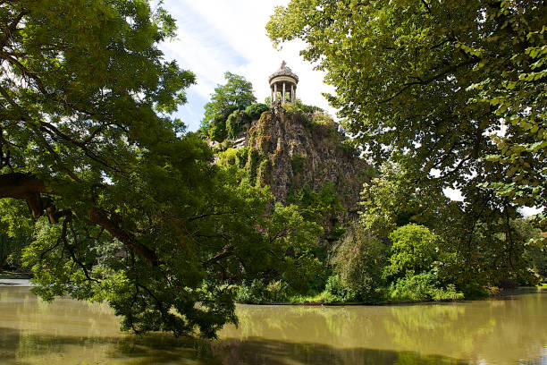 The Parc des Buttes-Chaumont is a public park situated in northeastern Paris.The most famous feature of the park is the Temple de la Sibylle,at the top of a cliff above the artificial lake.