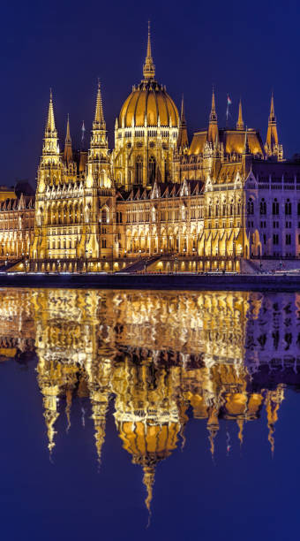 célèbre bâtiment parlement de budapest au-dessus de fleuve de danube en hongrie pendant la nuit. - budapest danube river cruise hungary photos et images de collection