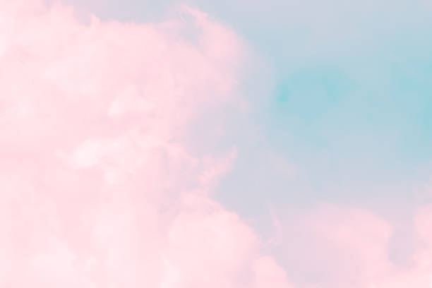 nube de serie: colores de algodón de azúcar. suave niebla y las nubes con un pastel colorean rosas celeste gradiente para el fondo. - cloud cloudscape fluffy white fotografías e imágenes de stock