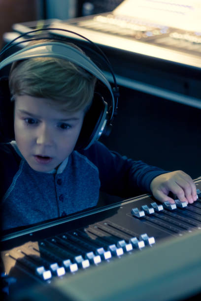 ragazzino che suona musica su mixer audio dj in un club. - one little boy audio foto e immagini stock
