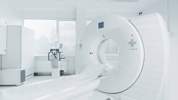 medical ct ou mri ou pet scan debout dans le laboratoire de l’hôpital moderne. équipement mediсal technologiquement avancé et fonctionnel dans une chambre blanche propre. - mri scan human nervous system brain medical scan photos et images de collection