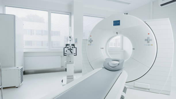 medizinische ct oder mrt oder pet scan in das moderne krankenhaus-labor stehen. technologisch und funktional mediсal ausrüstung in einem sauberen weißen raum. - medizintechnik stock-fotos und bilder