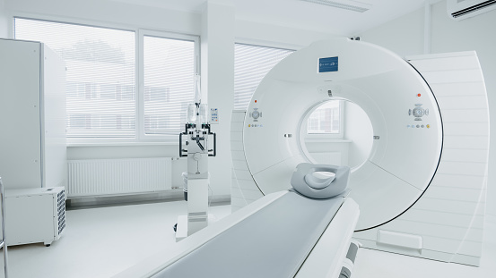 Médico CT o MRI o PET Scan permanente en el laboratorio del Hospital moderno. Equipo tecnológicamente avanzado y funcional Mediсal en una sala blanca limpia. photo