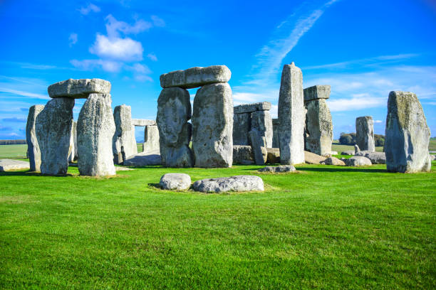 vista del paisaje de stonehenge en salisbury, wiltshire, inglaterra, reino unido - stonehenge fotografías e imágenes de stock