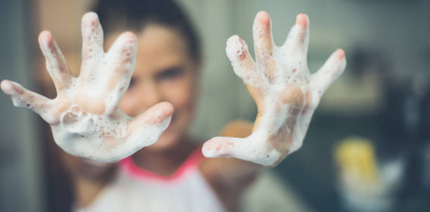 lubię, jak moje ręce zawsze są czyste. - scrubbing up zdjęcia i obrazy z banku zdjęć