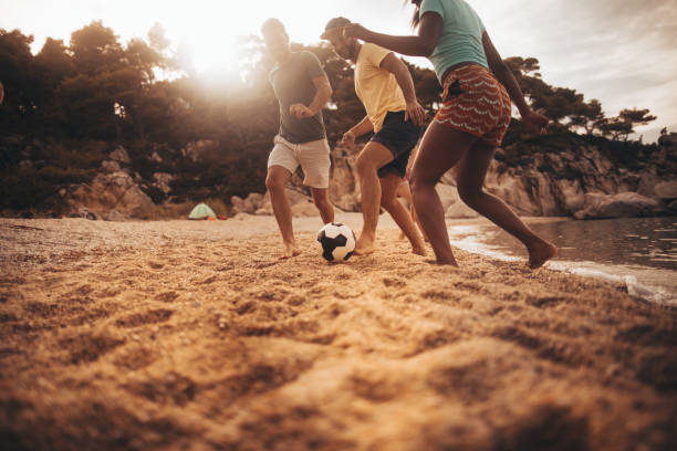 바닷가에 재미 있는 친구 - beach football 뉴스 사진 이미지