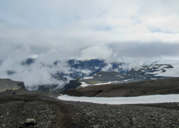 vue imprenable sur terrain islandais autour de plateau de morinsheidi recouvert de nuages le trek de fimmvorduhals de skogar à thorsmork, hautes terres d’islande - fimmvorduhals photos et images de collection
