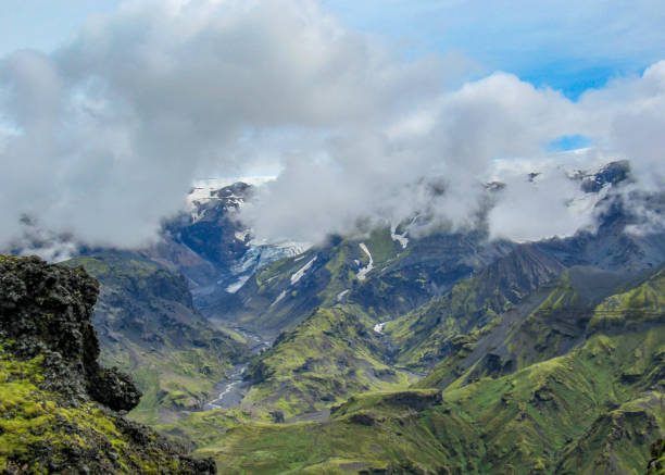 vue imprenable sur le glacier eyjafjallajokull et volcan, randonnées pédestres à thorsmork, sud de l’islande - fimmvorduhals photos et images de collection