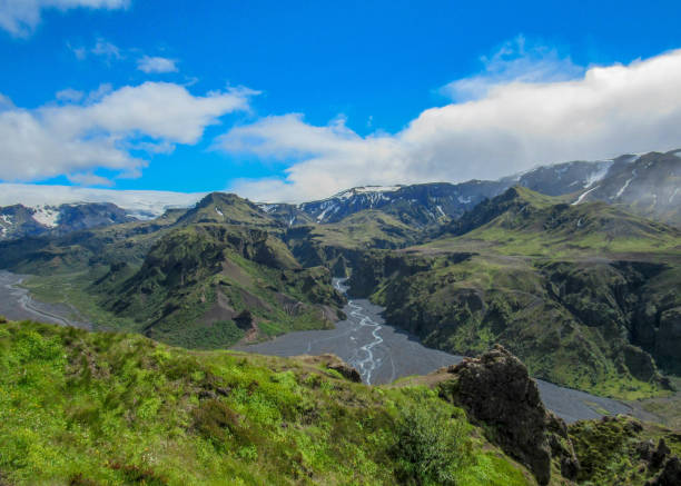 vue imprenable sur la vallée de thorsmork, avec volcans, glaciers, forêts vertes et bleu ciel ensoleillé en jour d’été du haut de valahnukur, sud de l’islande, europe - fimmvorduhals photos et images de collection