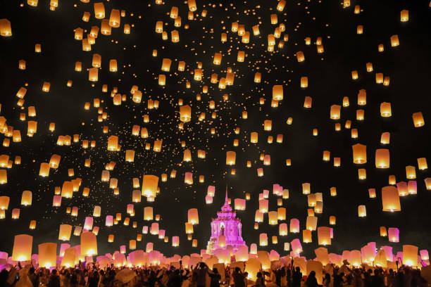 turismo flotante las linternas del cielo en el festival de loy krathong, chiang - heat mid air flying float fotografías e imágenes de stock