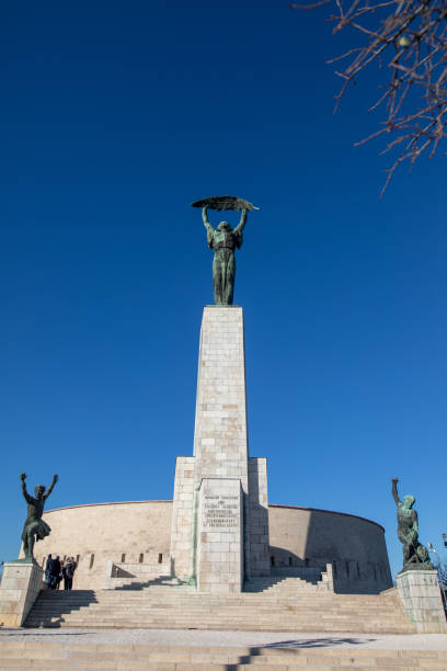 estatua de la libertad en budapest, hungría - liberation monument budapest hungary monument fotografías e imágenes de stock