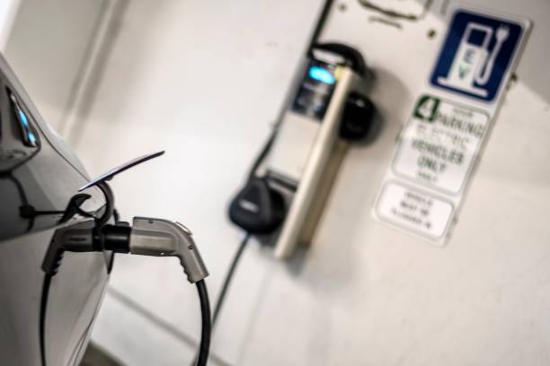 power supply connected to an electric car (ev) at a charging station - power supply power supply box power equipment imagens e fotografias de stock