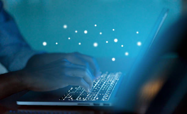 인터넷 데이터 전송, 통신 개념의 가상 인터페이스와 밤 시간에 어두운 룸에서 인터넷 서핑에 대 한 노트북에 입력 하는 남자를 닫습니다 - downloading computer data exchanging 뉴스 사진 이미지