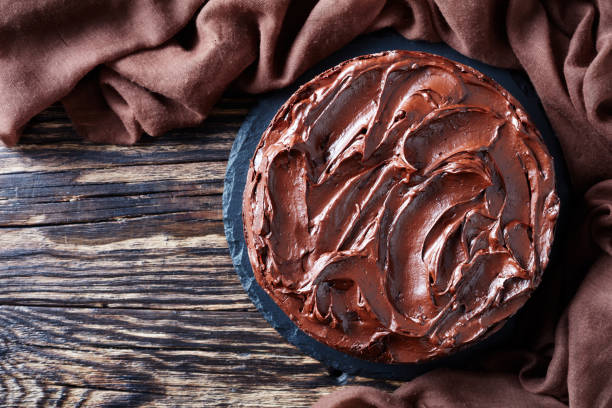 bolo de chocolate caseiro em camadas com geleia de damasco - over easy - fotografias e filmes do acervo