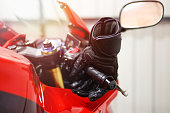 schwarzes-leder-motorradhandschuhe-liegt-auf-eine-rote-sportmaschine.jpg?b=1&s=170x170&k=20&c=SyBbVEdBQznPaB5QDP2oTp1coaFMEptZ_tkdfpfSKZs=