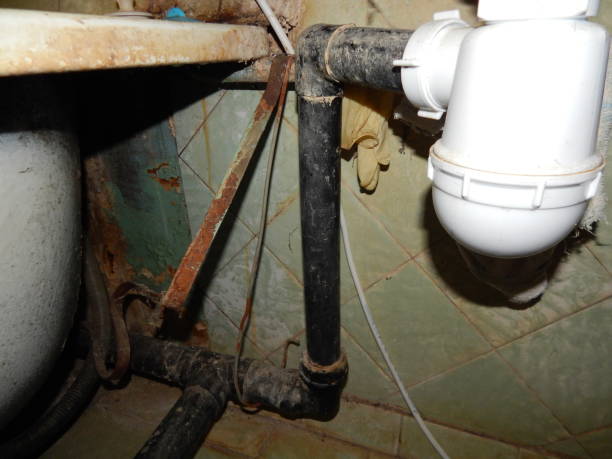 istock Installing the sink, dismantling and laying sewer pipes 1074216270