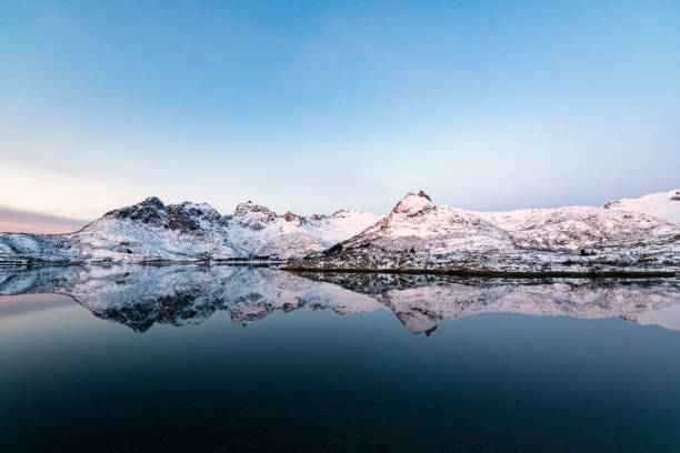 salida del sol sobre un fiordo en el lofoten durante una mañana de frío invierno - fiordo fotografías e imágenes de stock