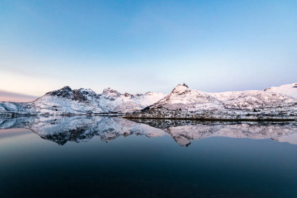 nascer do sol sobre um fiorde no lofoten, durante uma manhã fria de inverno - winter lake snow water - fotografias e filmes do acervo