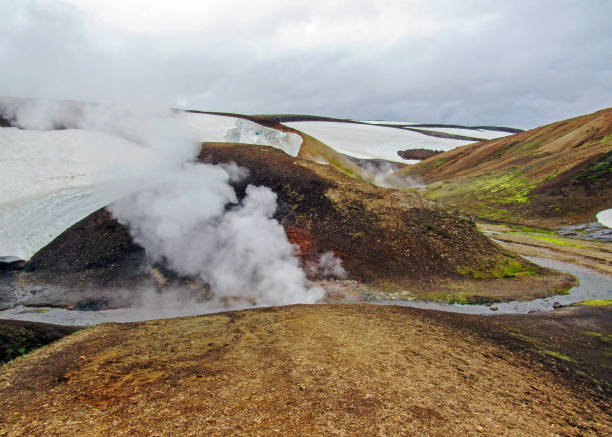 landmannalaugar région géothermique avec ses sources d’eau chaude fumantes et les montagnes de rhyolite coloré, laugavegur trek, islande - sulphur landscape fumarole heat photos et images de collection