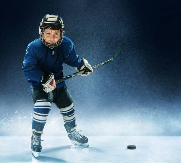little boy playing ice hockey - ice hockey ice ice skating sport imagens e fotografias de stock