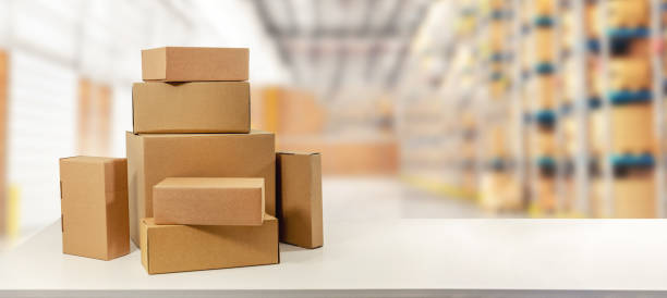 cajas de cartón en almacén listo para el transporte y entrega. copia espacio - box blank brown white fotografías e imágenes de stock