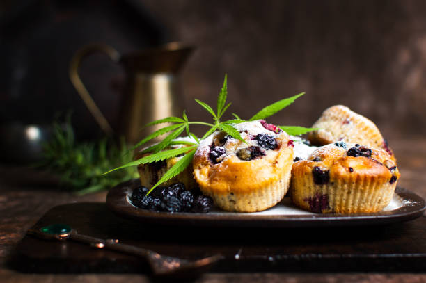 muffins de marijuana fait maison avec petits fruits - muffin food rustic table photos et images de collection