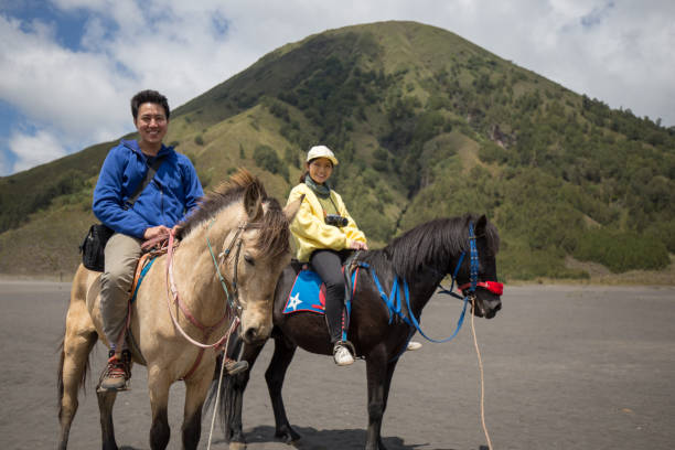 para podróżna jeździć konno w mt. bromo, east java, indonezja. - bromo crater zdjęcia i obrazy z banku zdjęć