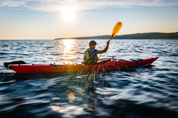 kayakiste aviron en mer - canoe kayak, jaune photos et images de collection